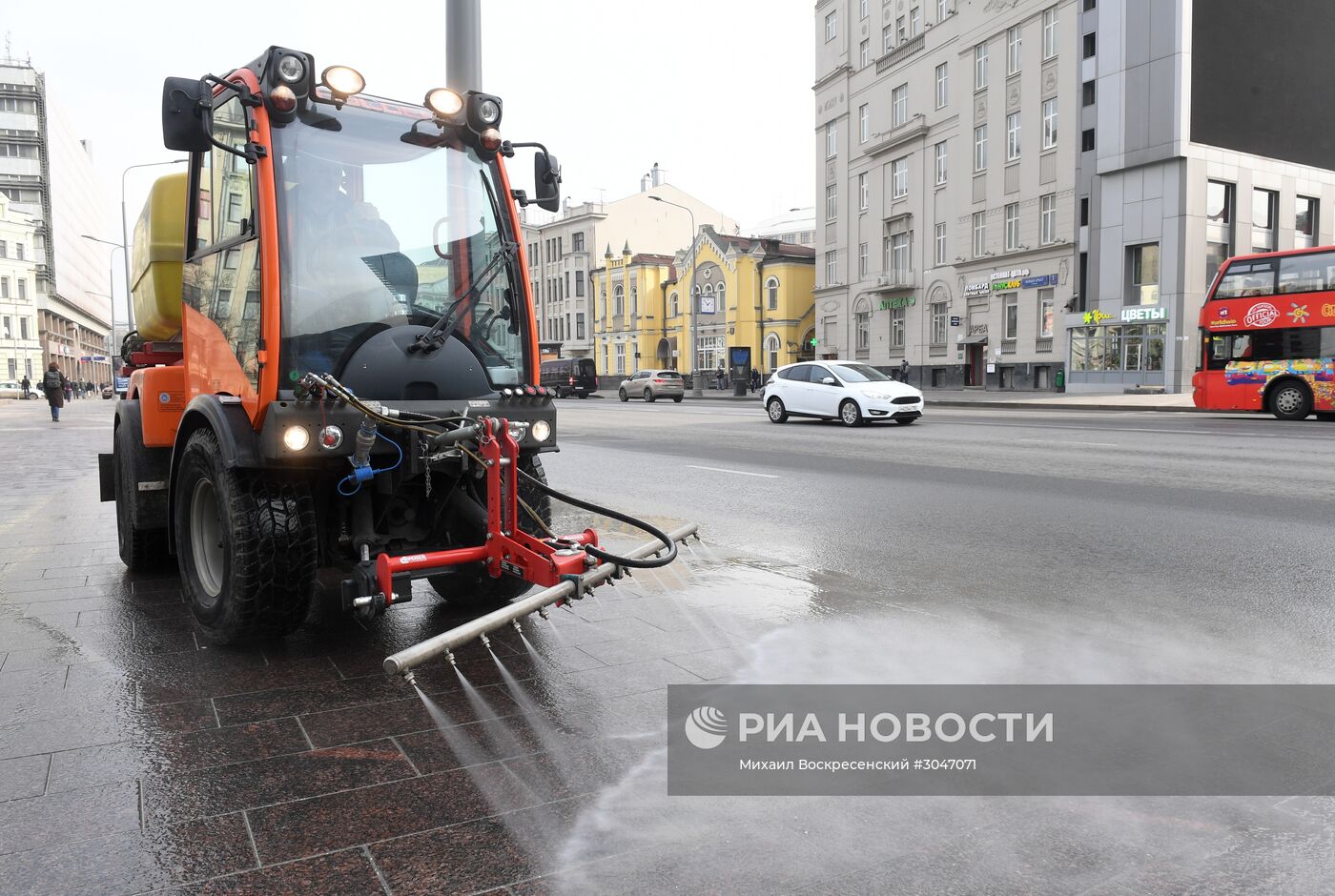 Весенняя очистка домов, улиц, мостов и эстакад