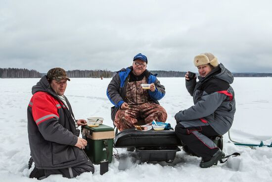 Соревнования по зимней рыбалке "Золотая лунка" в Карелии