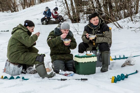 Соревнования по зимней рыбалке "Золотая лунка" в Карелии