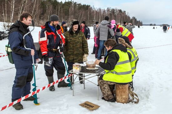 Соревнования по зимней рыбалке "Золотая лунка" в Карелии