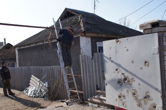 Последствия обстрела жилого сектора Стаханова в ЛНР