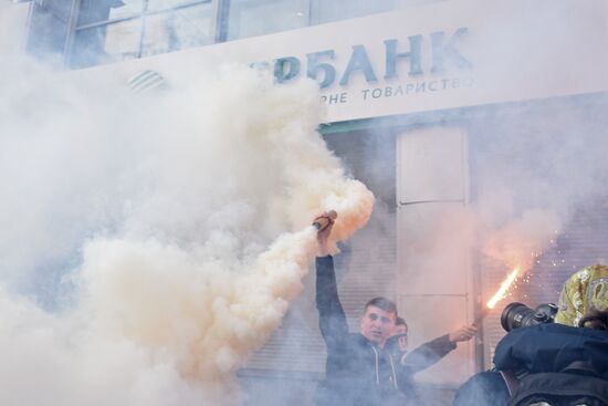 Акция радикалов у офиса дочернего предприятия Сбербанка России в Киеве