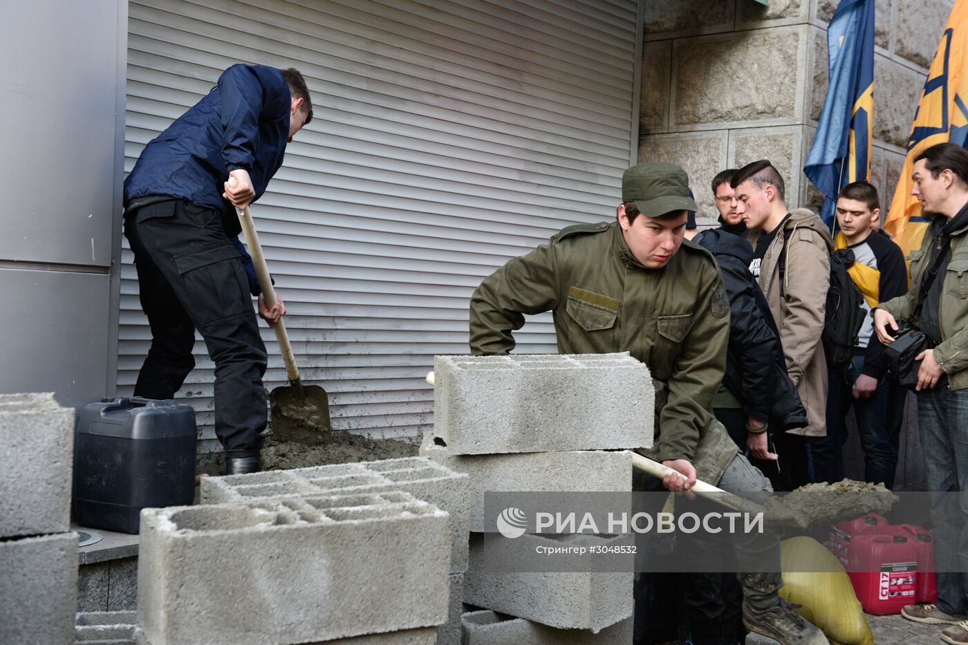 Акция радикалов у офиса дочернего предприятия Сбербанка России в Киеве