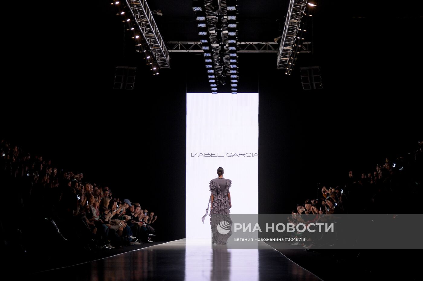 Mercedes-Benz Fashion Week Russia. Сезон Осень-Зима 2017-2018. День второй