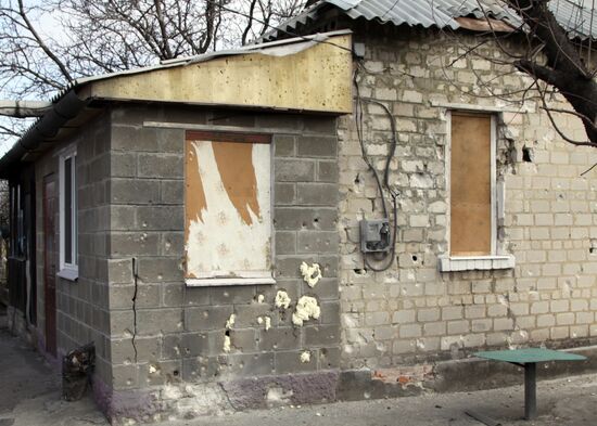 Последствия обстрелов в поселке Луганское Донецкой области
