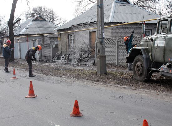 Последствия обстрелов населенных пунктов в Донецкой области