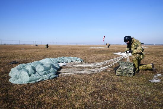 Занятия по парашютной подготовке спецподразделения "Витязь"