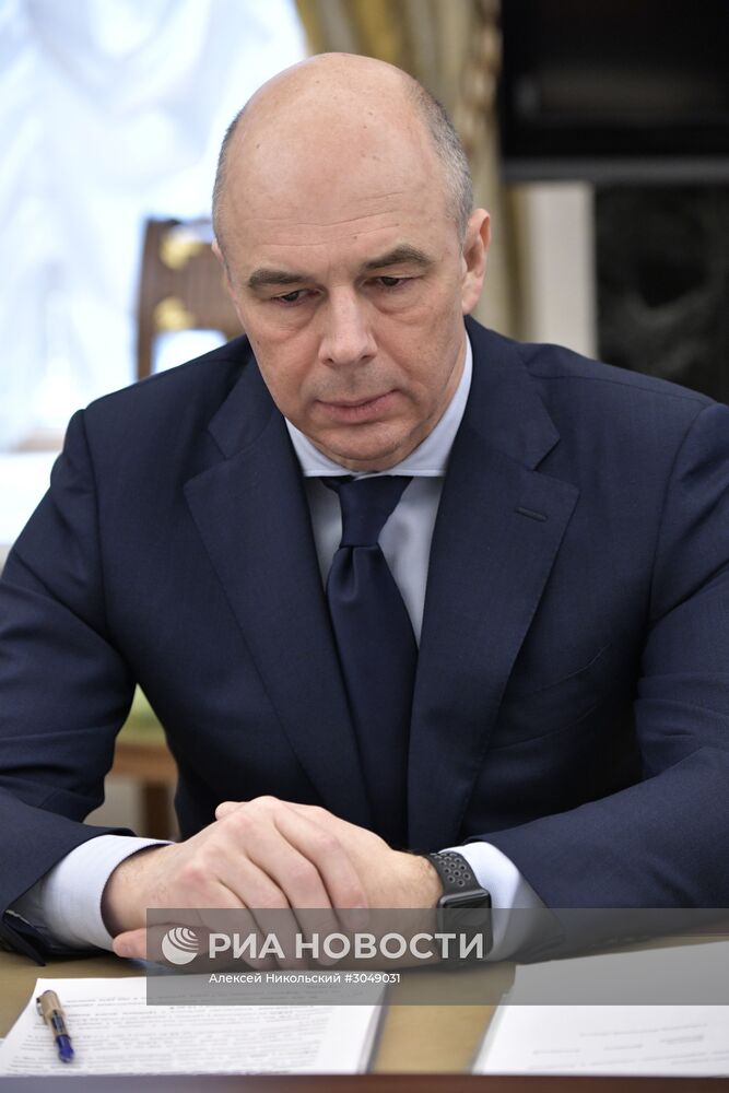 Президент РФ В. Путин провел совещание с членами правительства РФ