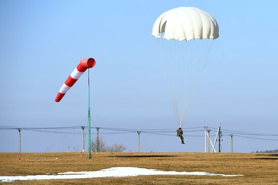 Занятия по парашютной подготовке спецподразделения "Витязь"