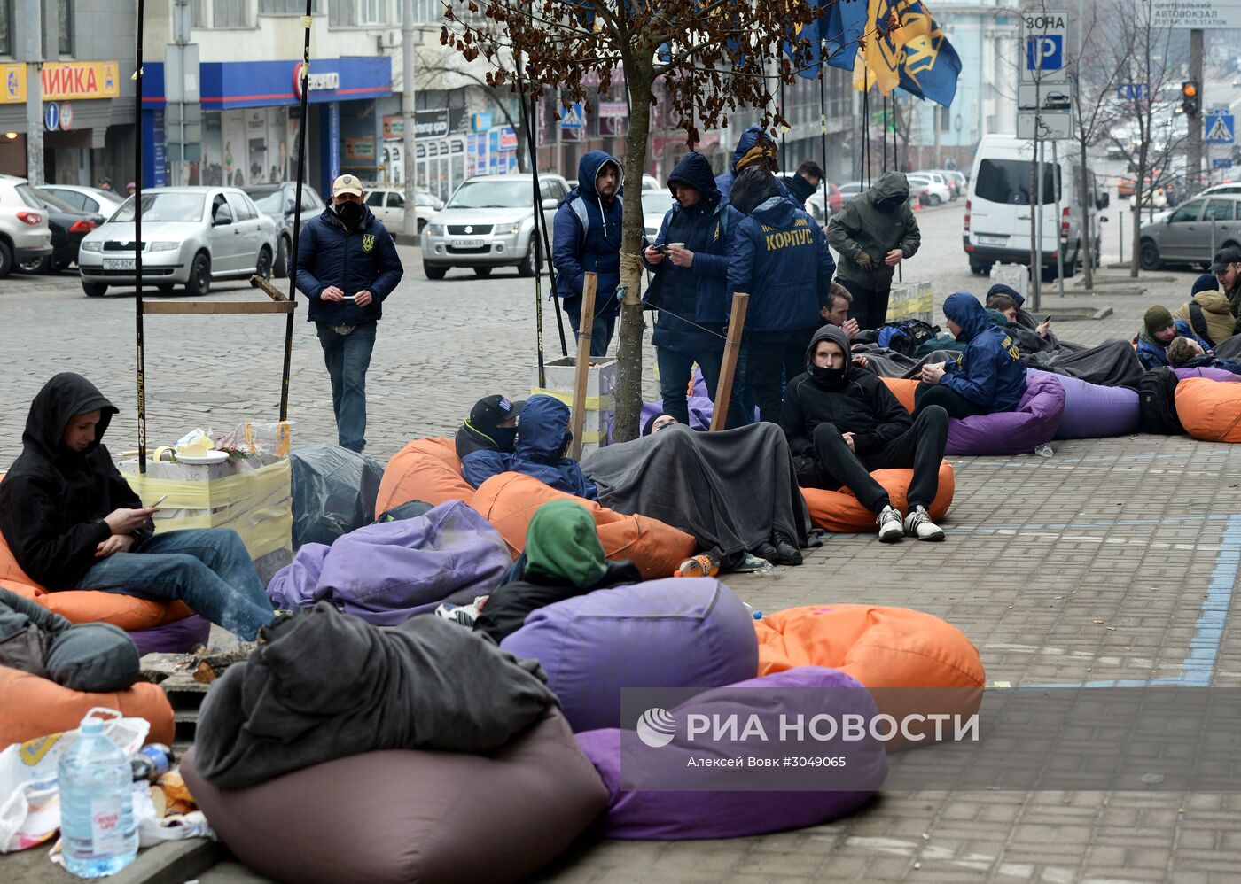 Акция украинских радикалов у здания Сбербанка в Киеве