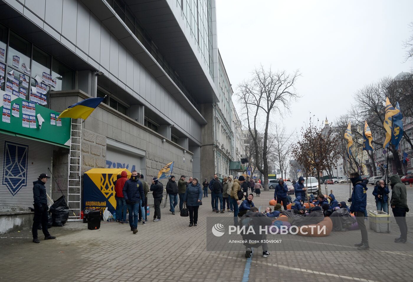 Акция украинских радикалов у здания Сбербанка в Киеве