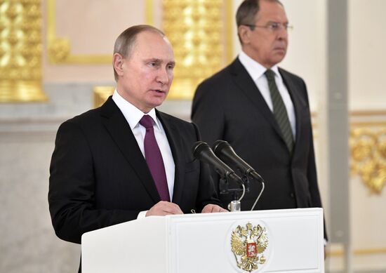 Президент РФ В. Путин принял верительные грамоты у 18 послов иностранных государств