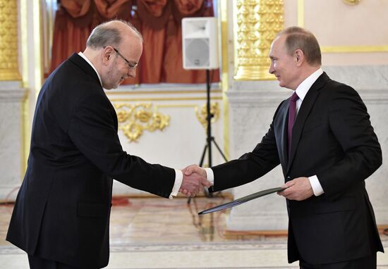 Президент РФ В. Путин принял верительные грамоты у 18 послов иностранных государств