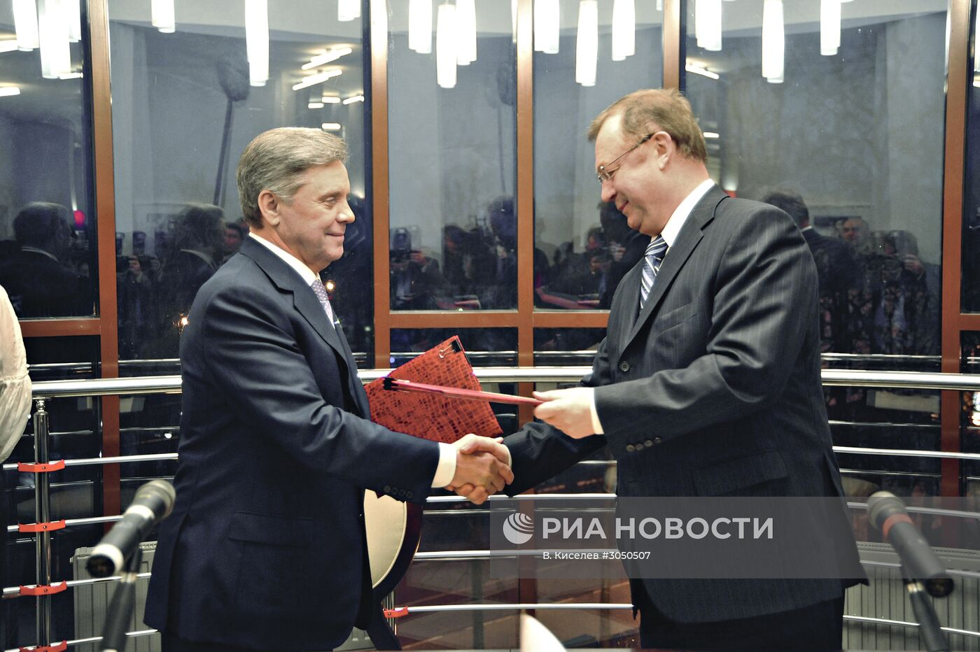 Б. Громов и С.Степашин после подписания Соглашения РКС