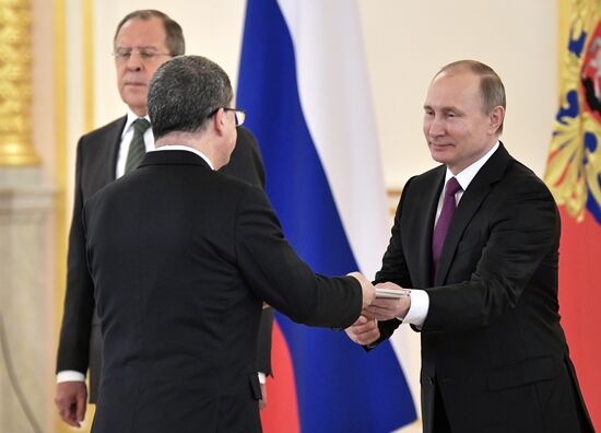 Президент РФ В. Путин принял верительные грамоты у 18 послов иностранных государств