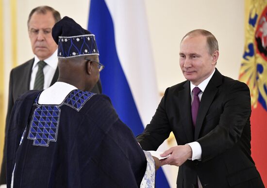 Президент РФ В. Путин принял верительные грамоты у 18 послов иностранных государств