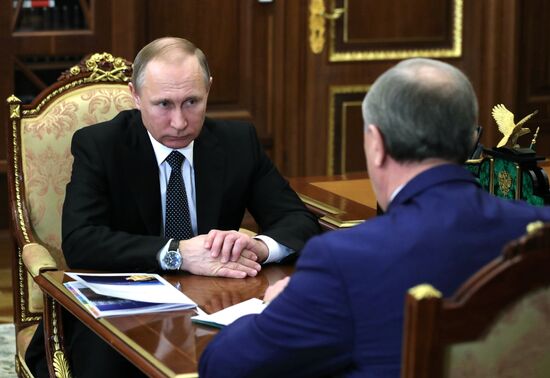 Президент РФ В. Путин встретился с губернатором Саратовской области В. Радаевым