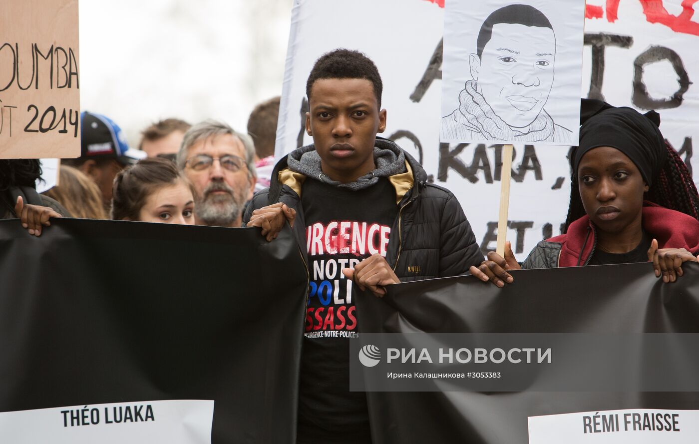 Марш граждан в Париже против насилия со стороны полиции и расизма