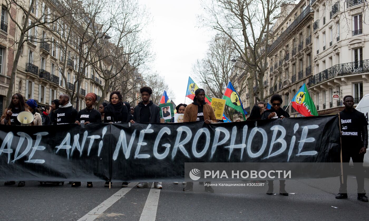 Марш граждан в Париже против насилия со стороны полиции и расизма