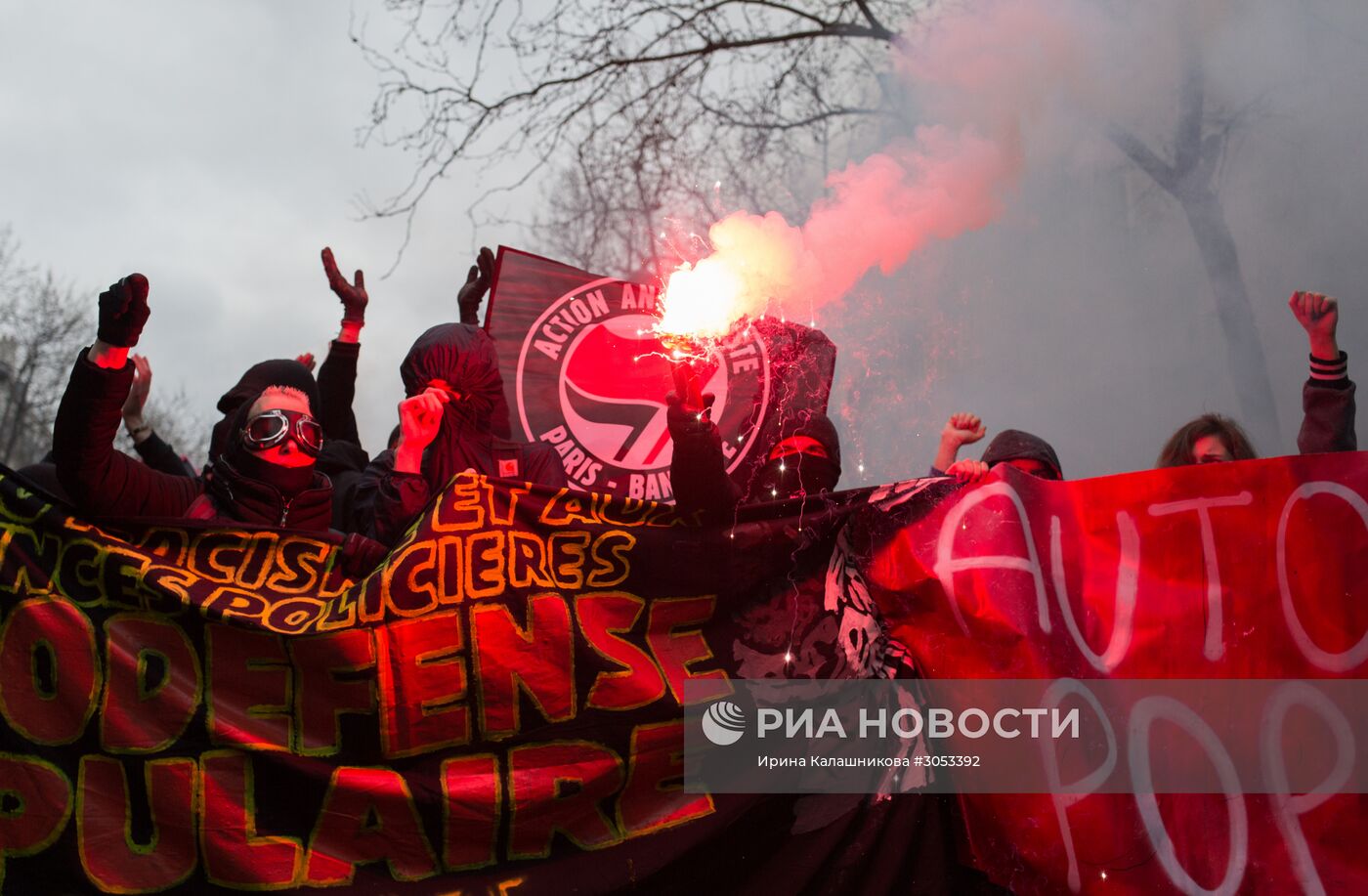 Марш граждан в Париже против насилия со стороны полиции и расизма