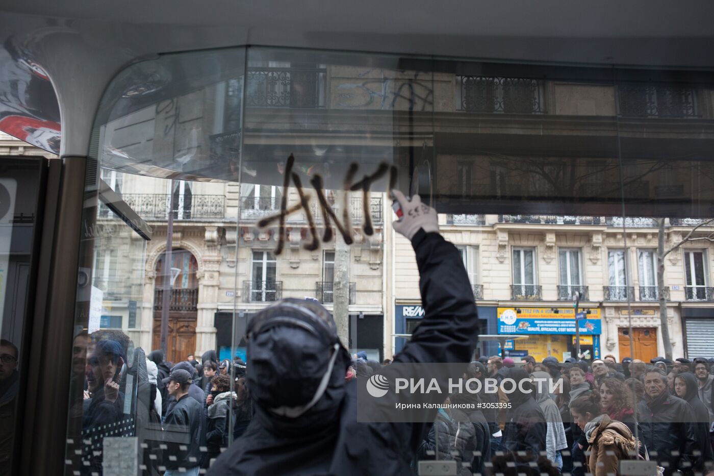 Марш граждан в Париже против насилия со стороны полиции и расизма