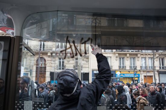 Марш граждан в Париже против насилия со стороны полиции и расизма
