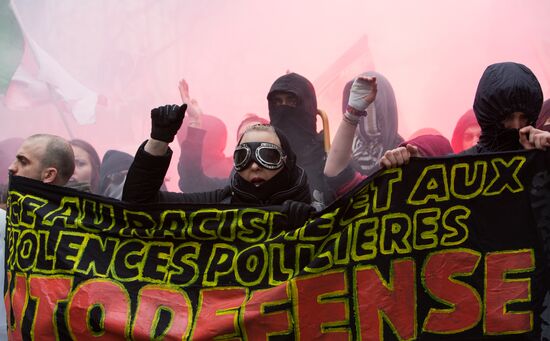 Марш граждан в Париже против насилия со стороны полиции и расизма