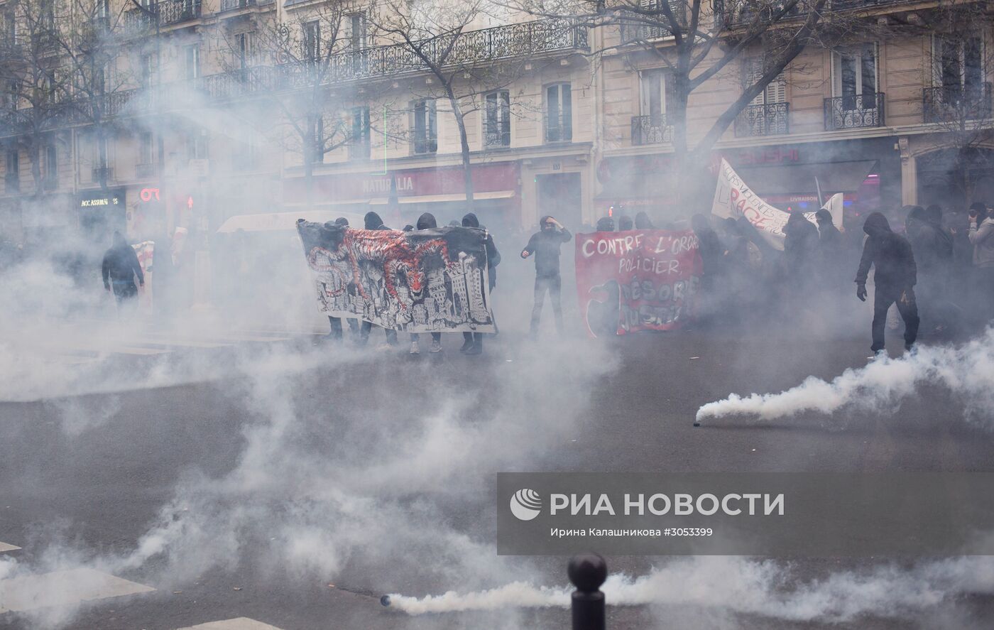 Марш граждан в Париже против насилия со стороны полиции и расизма