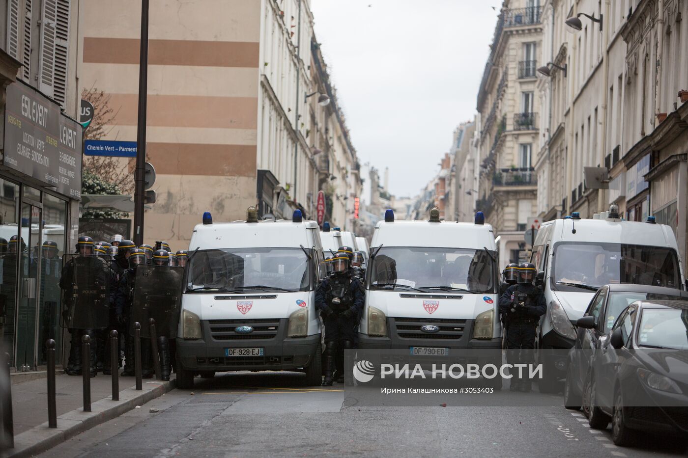 Марш граждан в Париже против насилия со стороны полиции и расизма