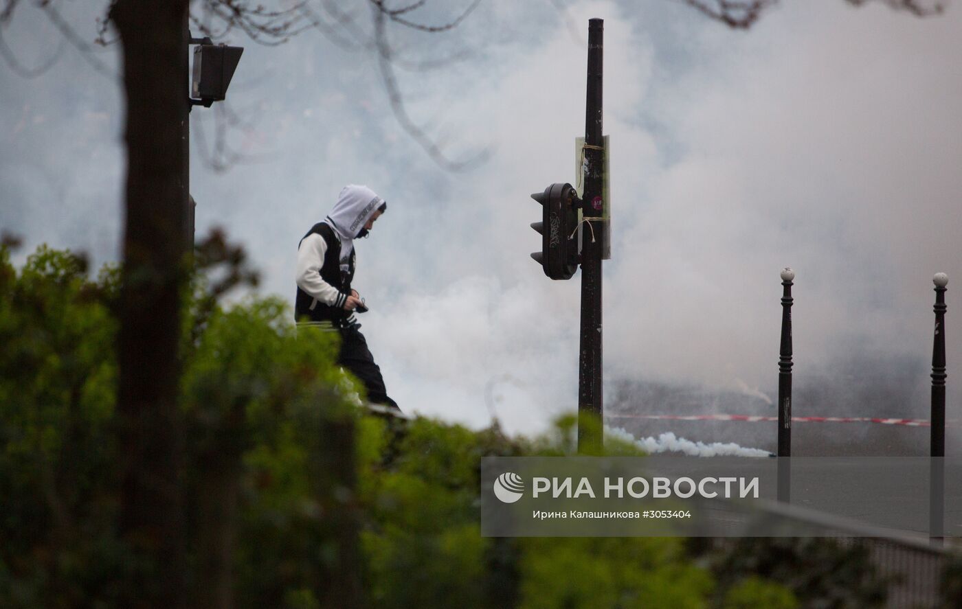 Марш граждан в Париже против насилия со стороны полиции и расизма