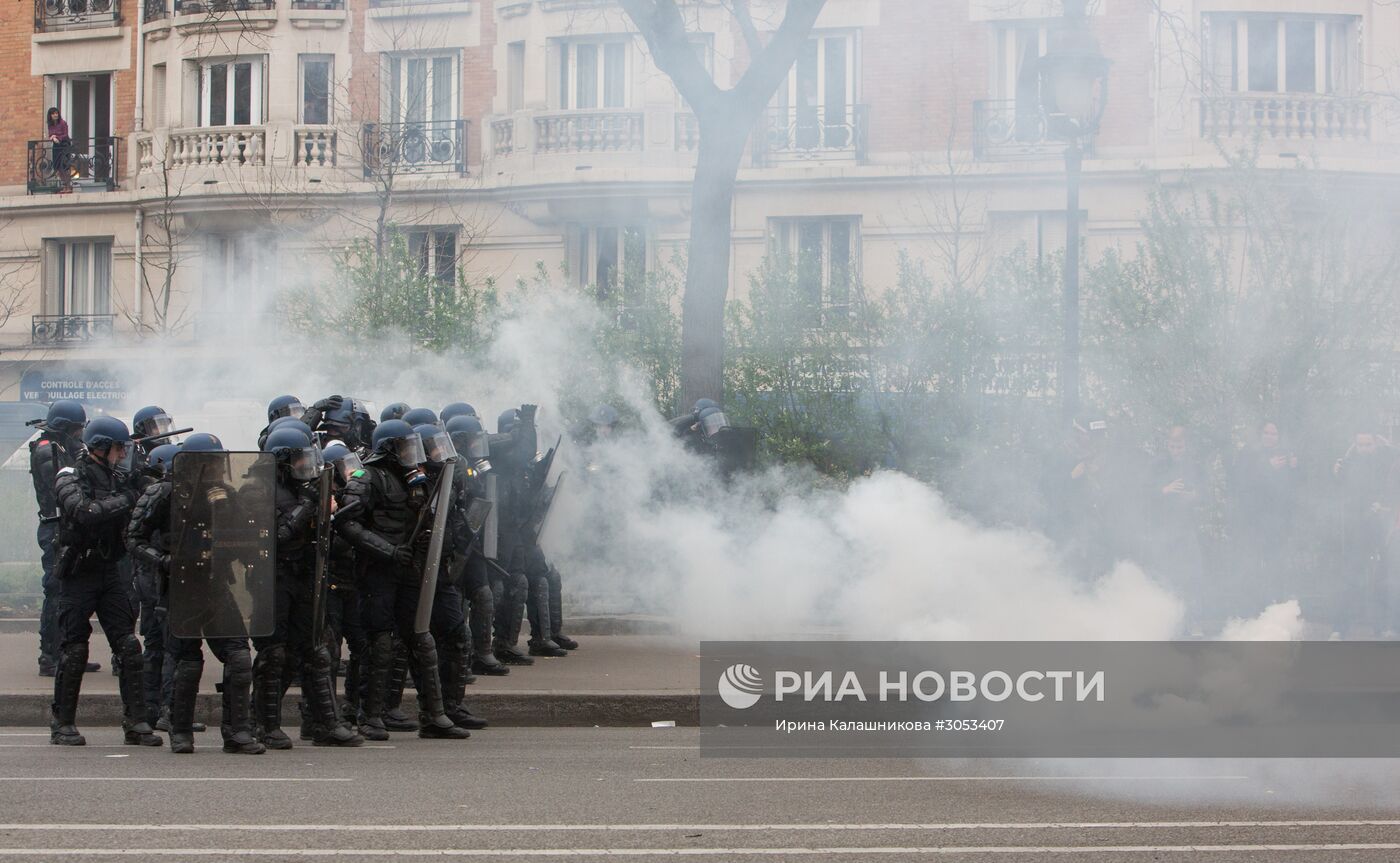 Марш граждан в Париже против насилия со стороны полиции и расизма