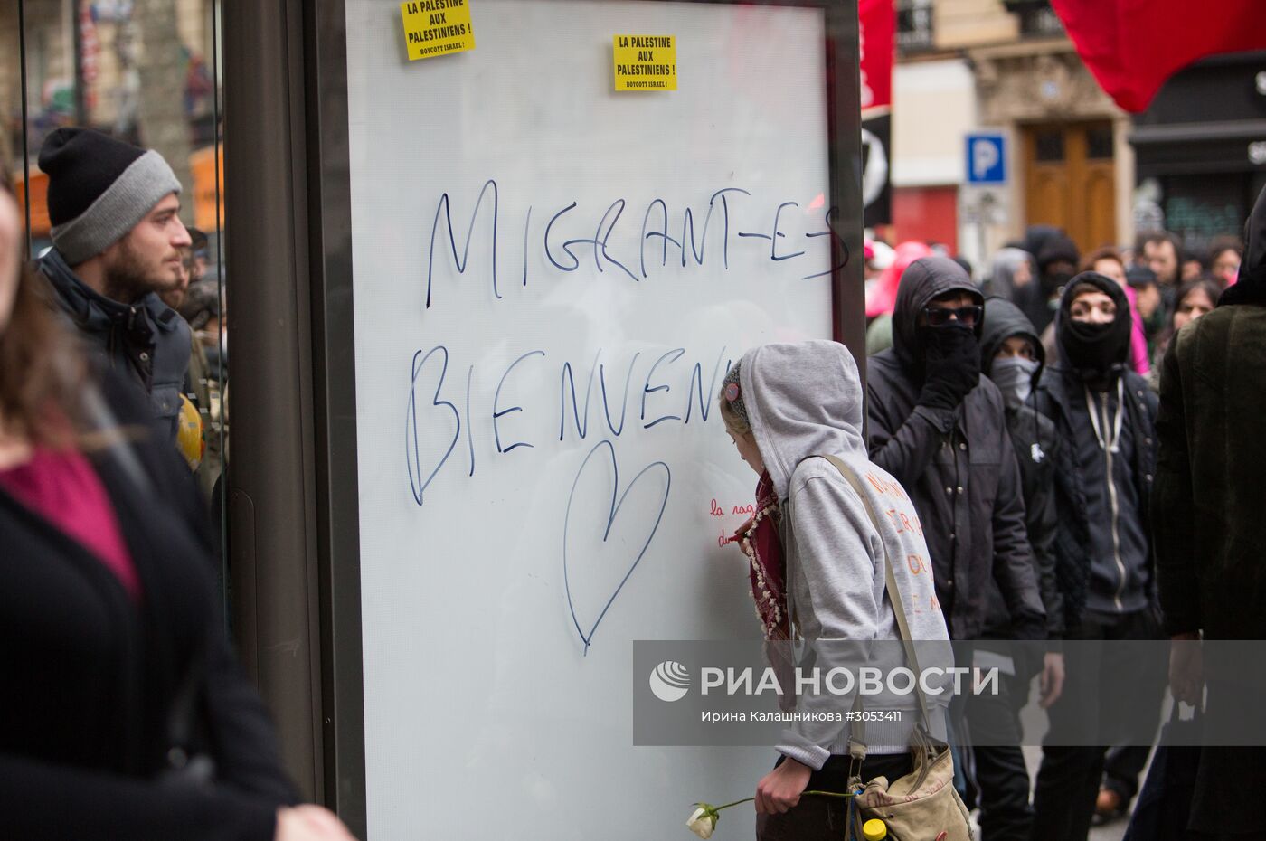 Марш граждан в Париже против насилия со стороны полиции и расизма