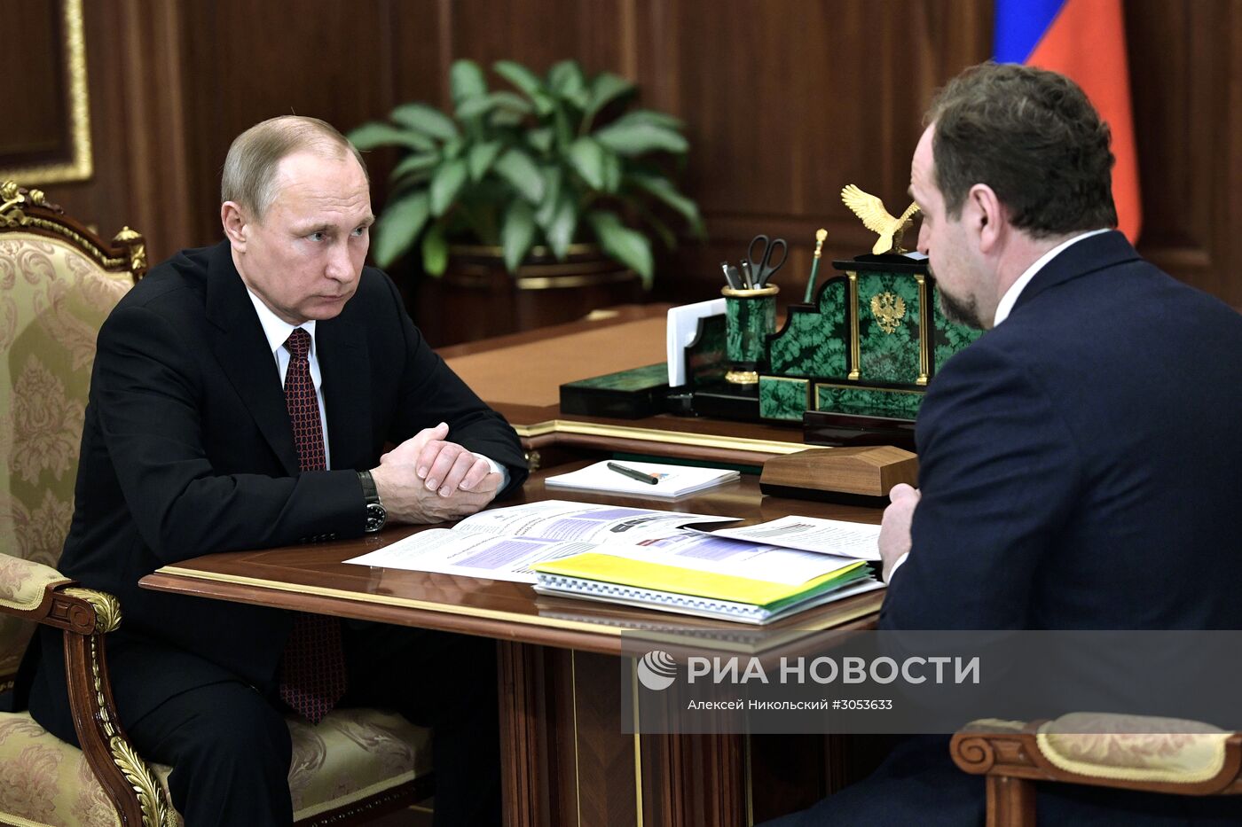 Президент РФ В. Путин встретился с министром природных ресурсов и экологии С. Донским