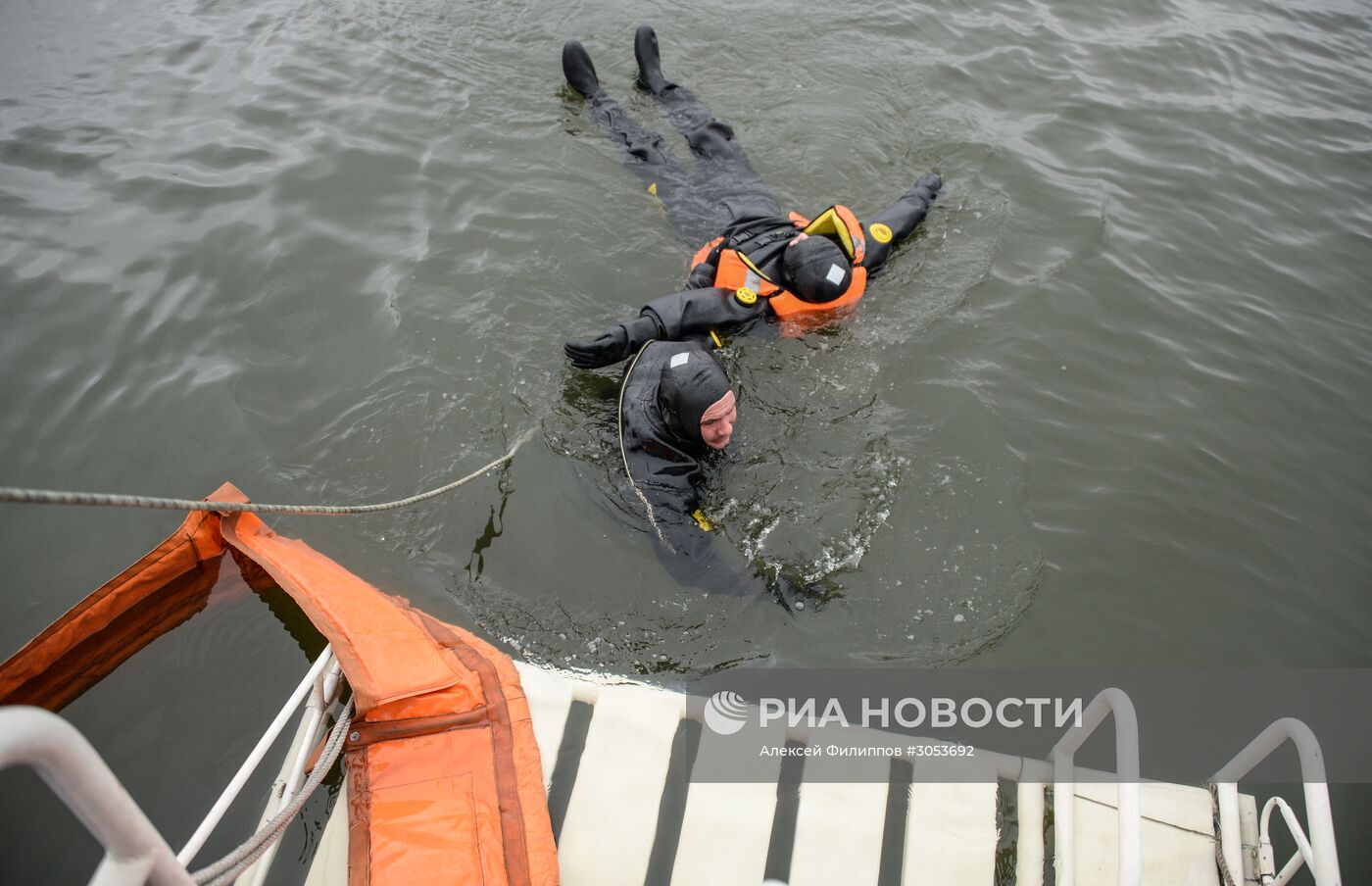 Показательные занятия спасателей на корабле "Полковник Чернышев" в Москве