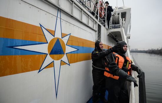 Показательные занятия спасателей на корабле "Полковник Чернышев" в Москве