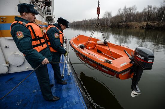 Показательные занятия спасателей на корабле "Полковник Чернышев" в Москве