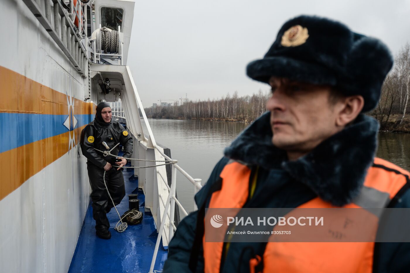 Показательные занятия спасателей на корабле "Полковник Чернышев" в Москве