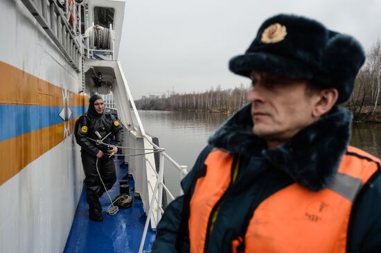 Показательные занятия спасателей на корабле "Полковник Чернышев" в Москве