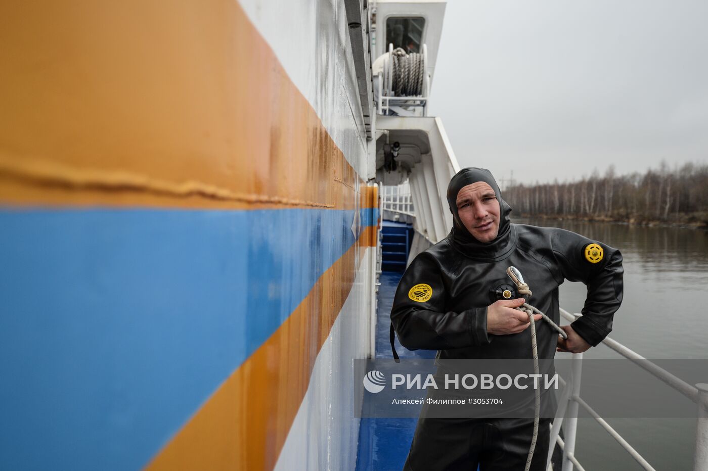 Показательные занятия спасателей на корабле "Полковник Чернышев" в Москве