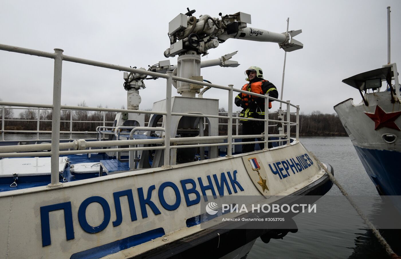 Показательные занятия спасателей на корабле "Полковник Чернышев" в Москве