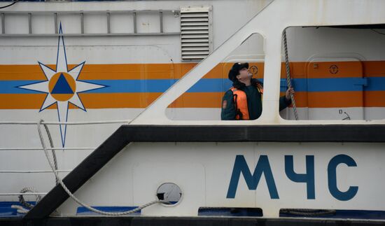 Показательные занятия спасателей на корабле "Полковник Чернышев" в Москве