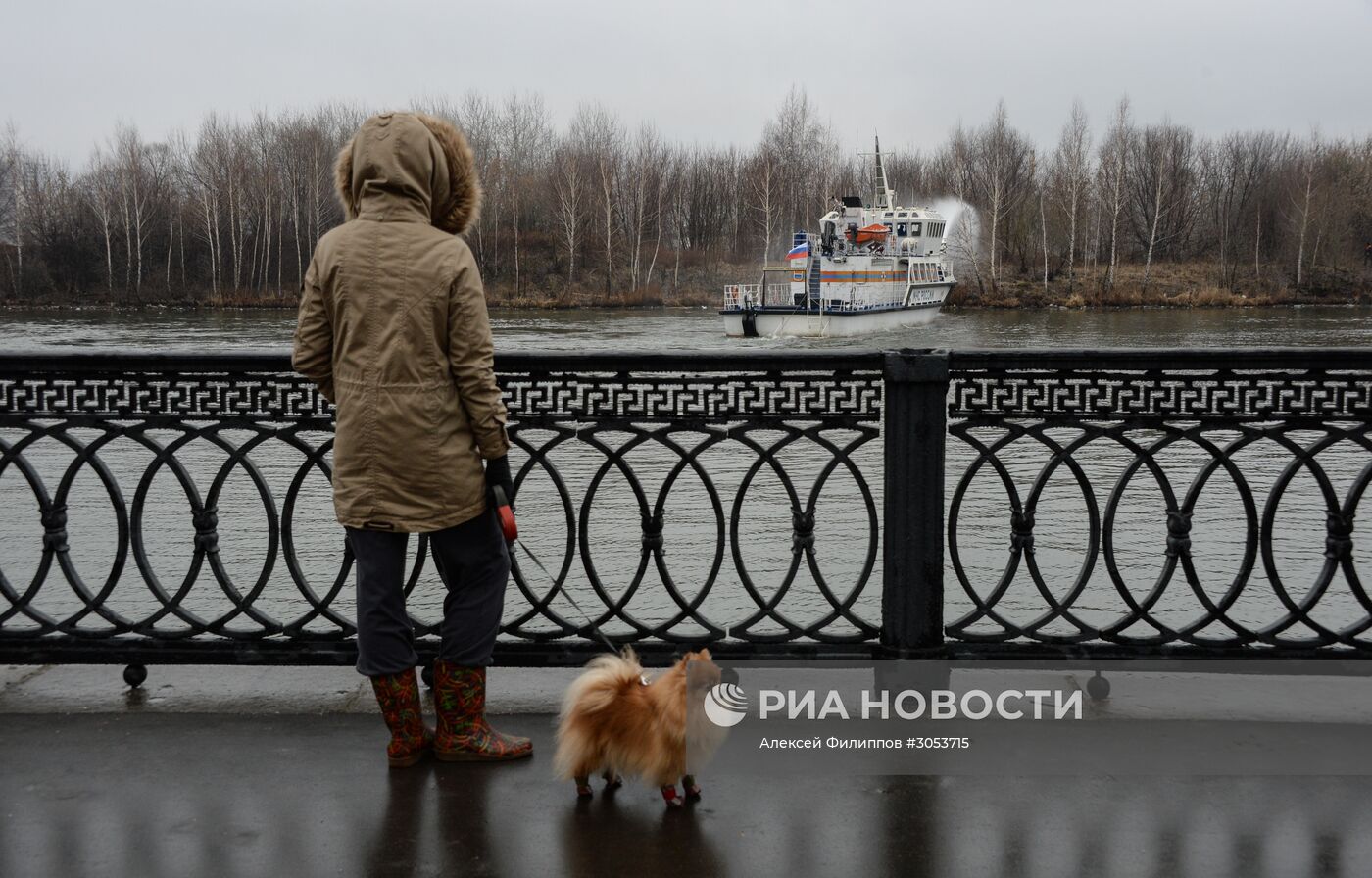 Показательные занятия спасателей на корабле "Полковник Чернышев" в Москве