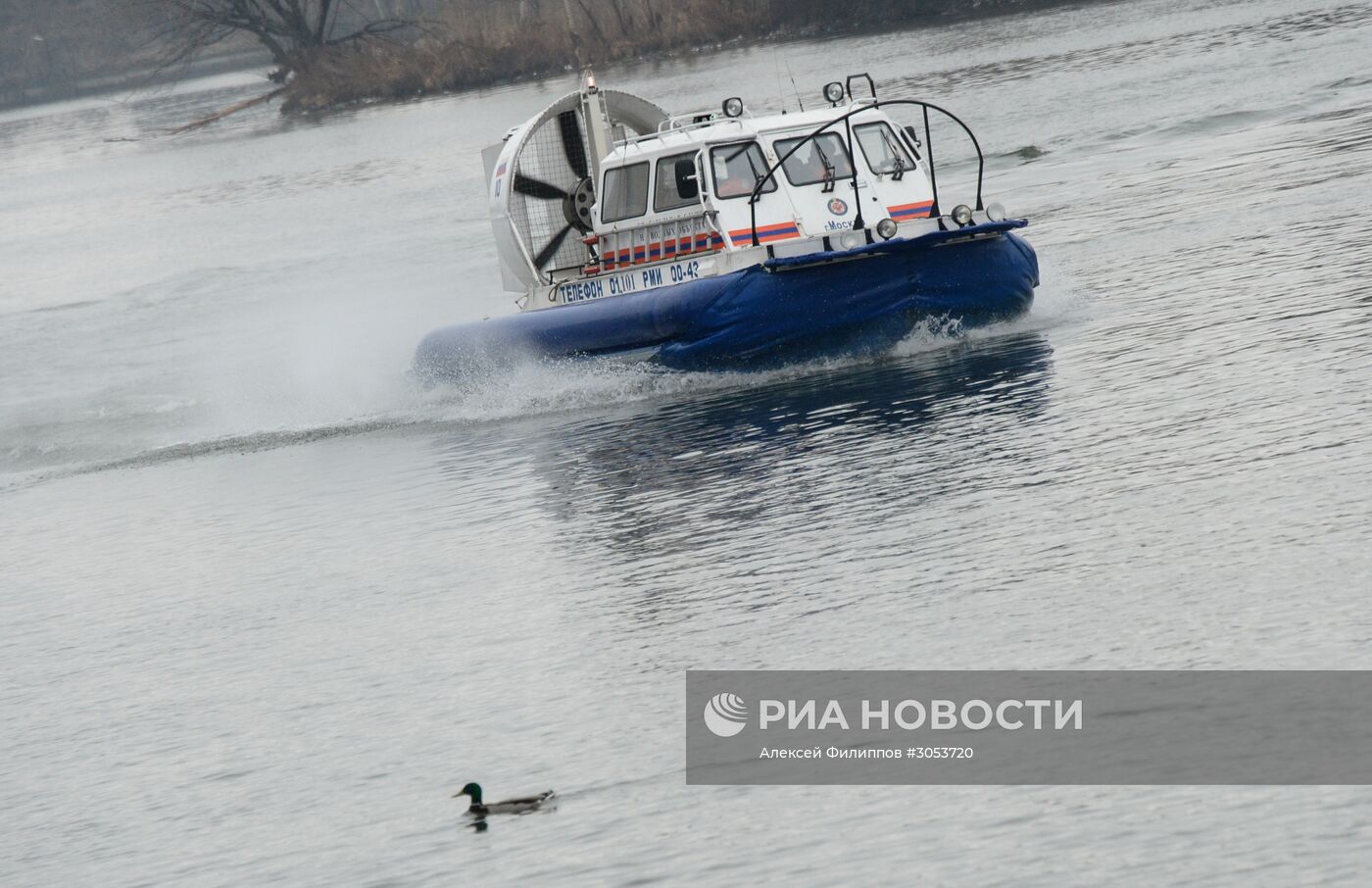 Показательные занятия спасателей на корабле "Полковник Чернышев" в Москве