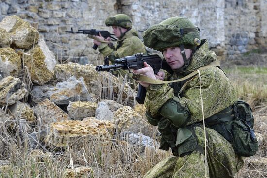 Учения ВДВ, ВКС и Черноморского флота начались в Крыму