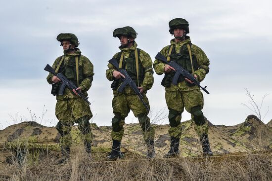 Учения ВДВ, ВКС и Черноморского флота начались в Крыму