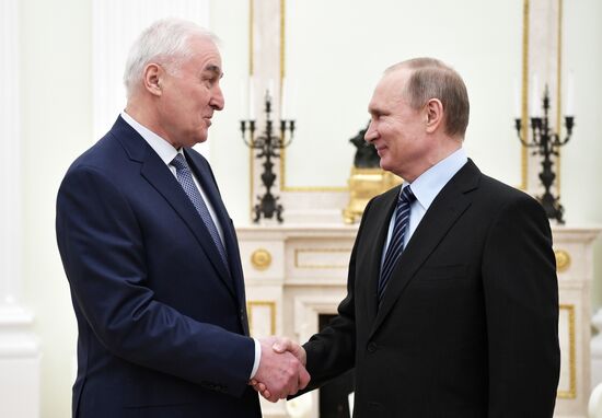 Президент РФ В. Путин встретился с президентом Южной Осетии Л. Тибиловым