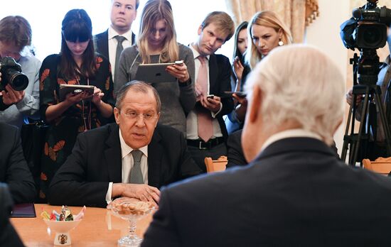 Встреча главы МИД РФ С. Лаврова со спецпосланником генсекретаря ООН по Сирии С.де Мистурой