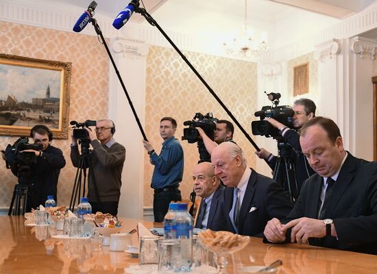 Встреча главы МИД РФ С. Лаврова со спецпосланником генсекретаря ООН по Сирии С.де Мистурой