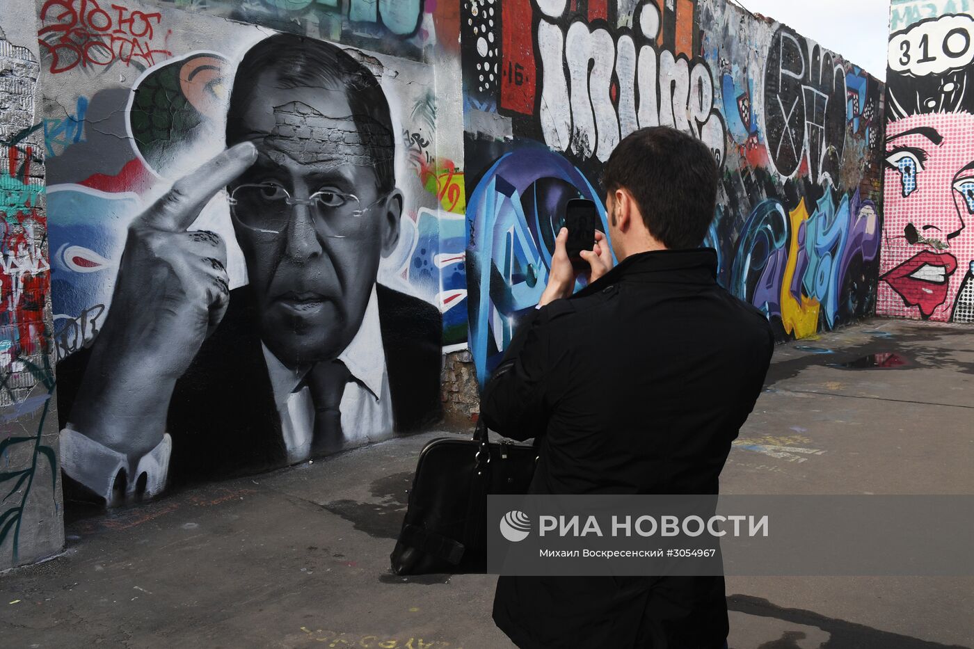 Граффити с портретом главы МИД РФ С. Лаврова появилось в Москве