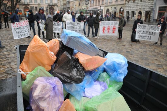 Акция с требованием решить проблему утилизации мусора во Львове